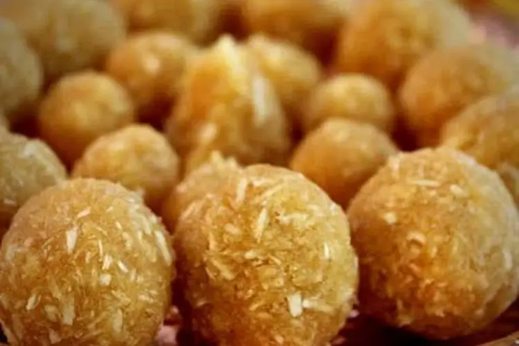 Coconut Ladoo (Thengai Urundai) Coconut Ladoo (Thengai Urundai)